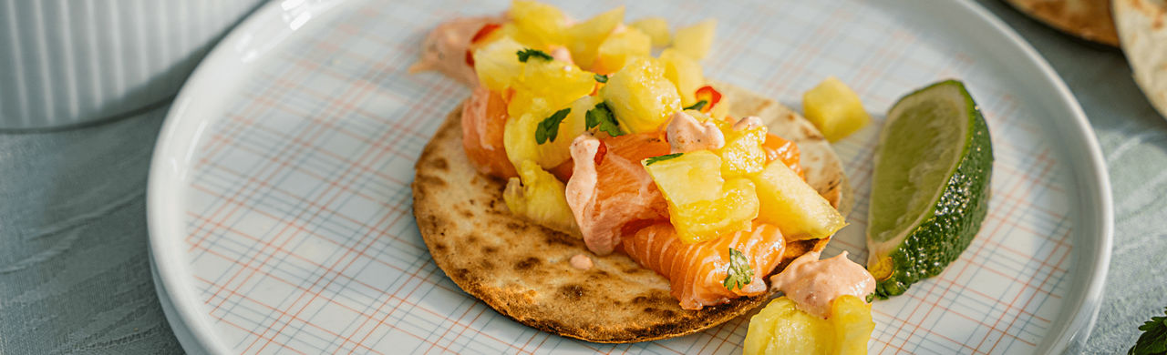 Taco’s met verse zalm, ananassalsa en koriander 