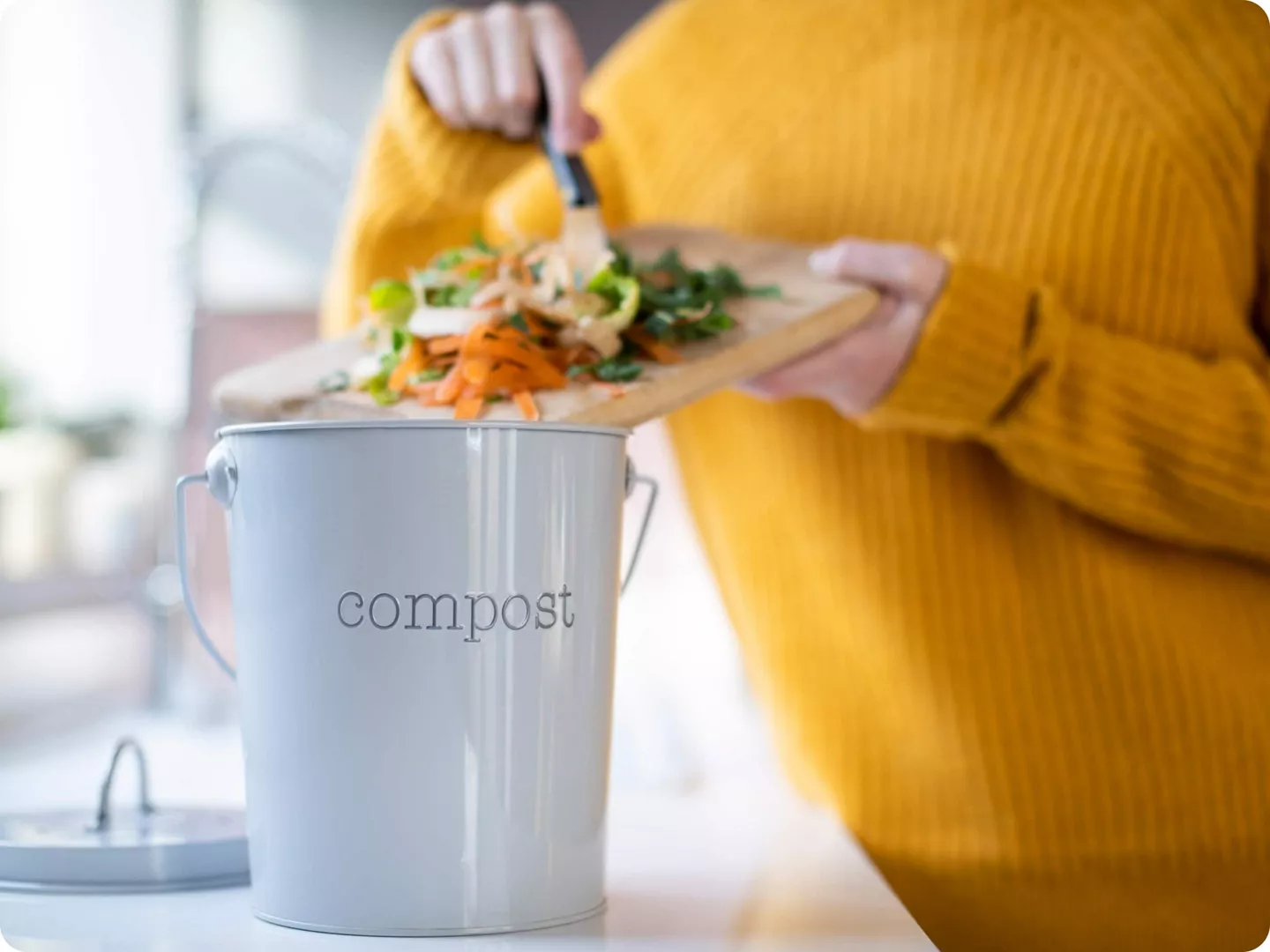 Persona guardando restos de comida para hacer compost