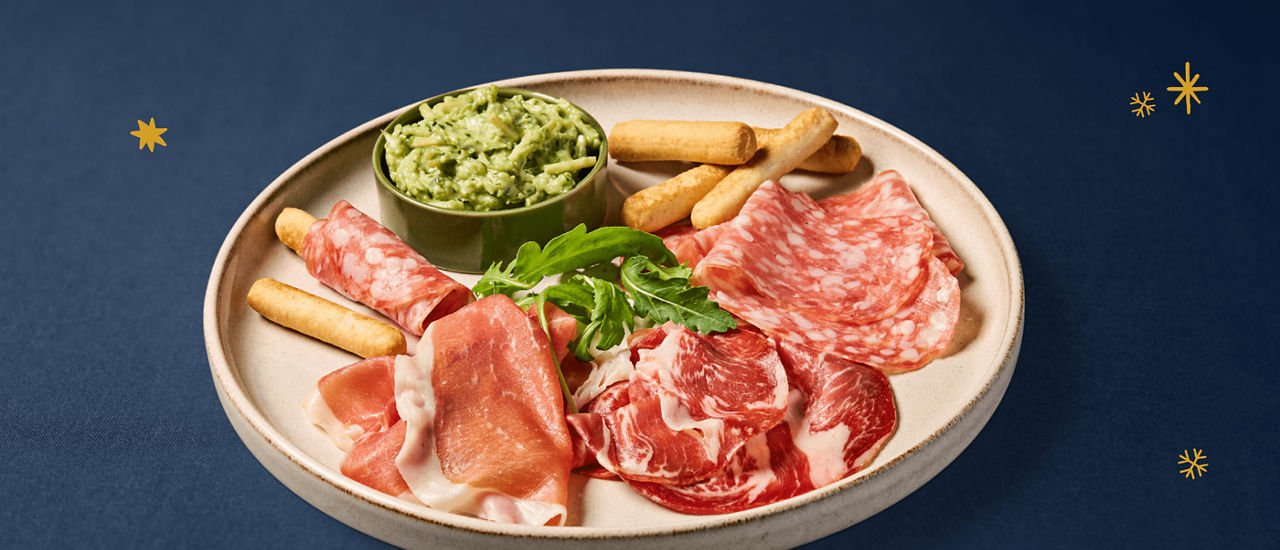 Borrelbordje met Italiaanse vleeswarenschotel 