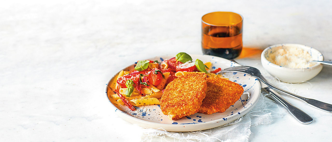 Kaasschnitzel met pasta, tomaat en parmezaan