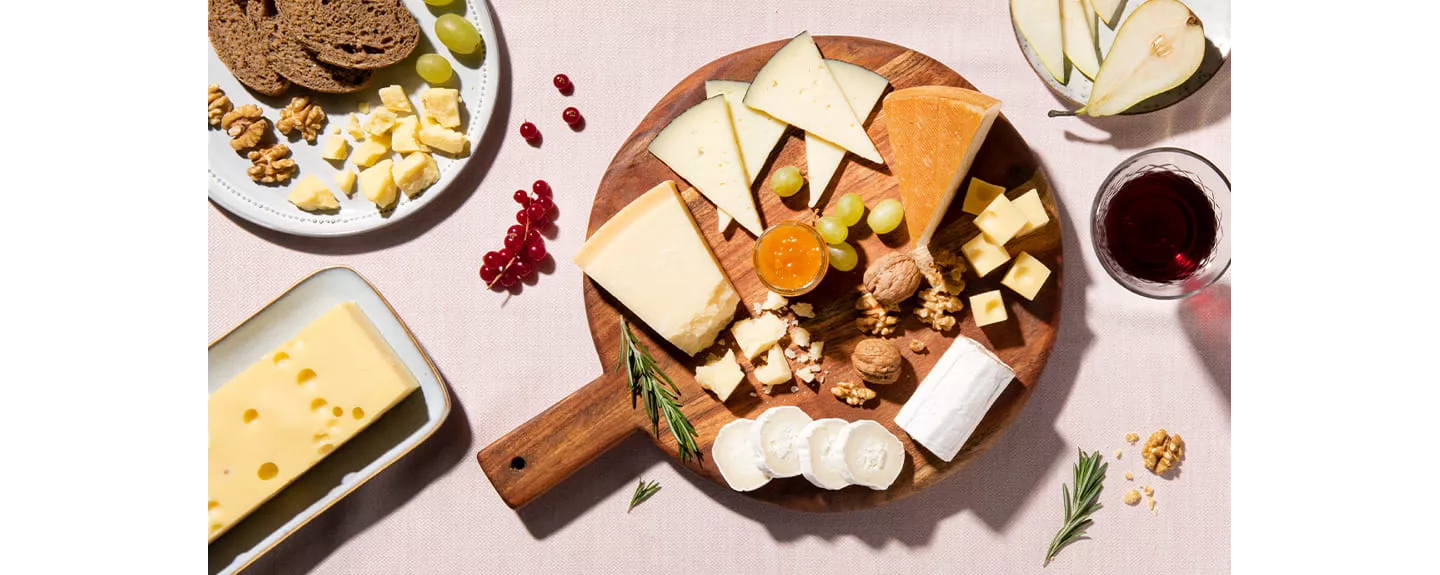 Tabla de quesos para explicar cómo cortar queso