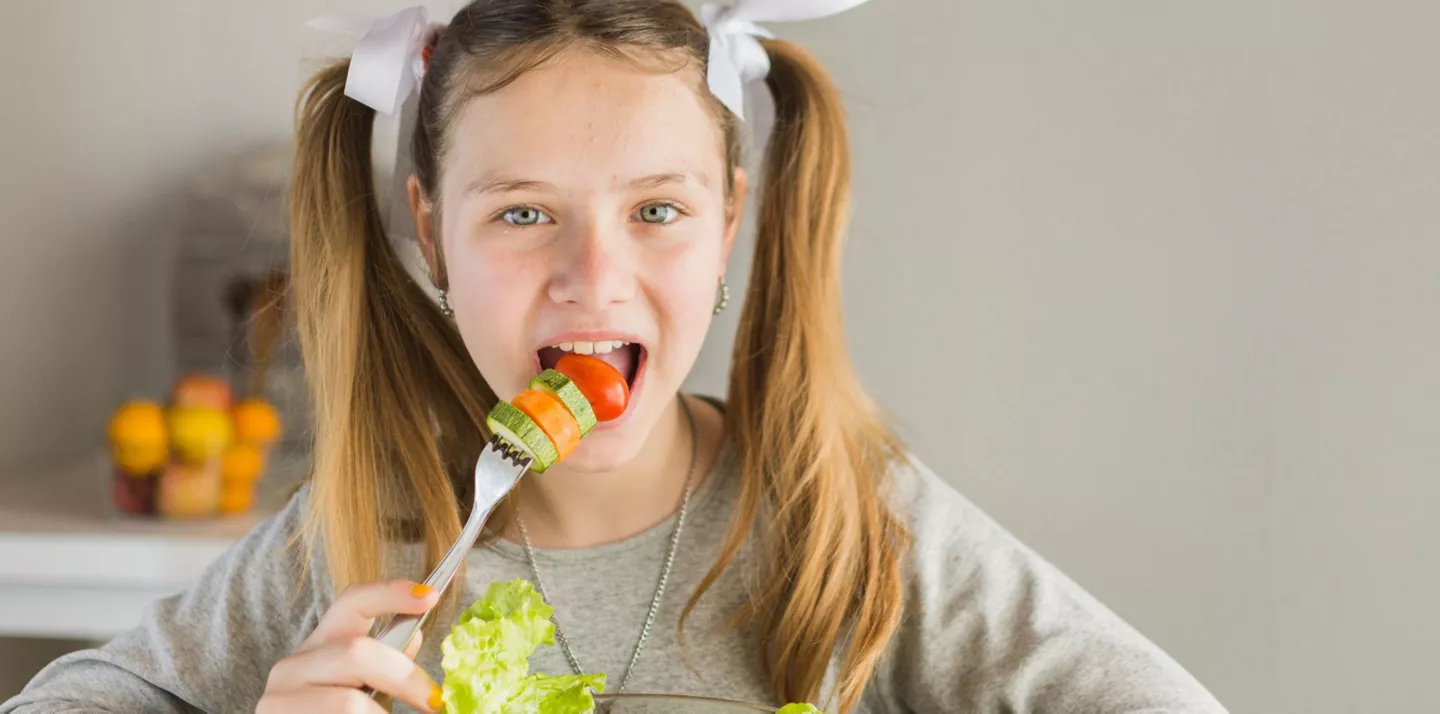 Niña cenando alimentos saludables para niños