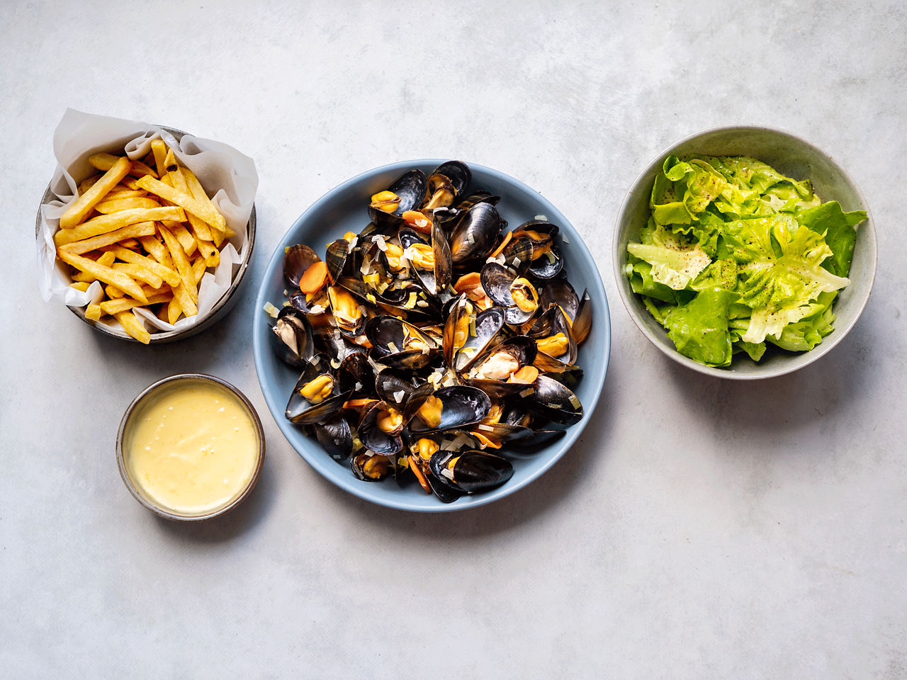 Mosselen met Hollandaisesaus, friet en groene salade bij ALDI