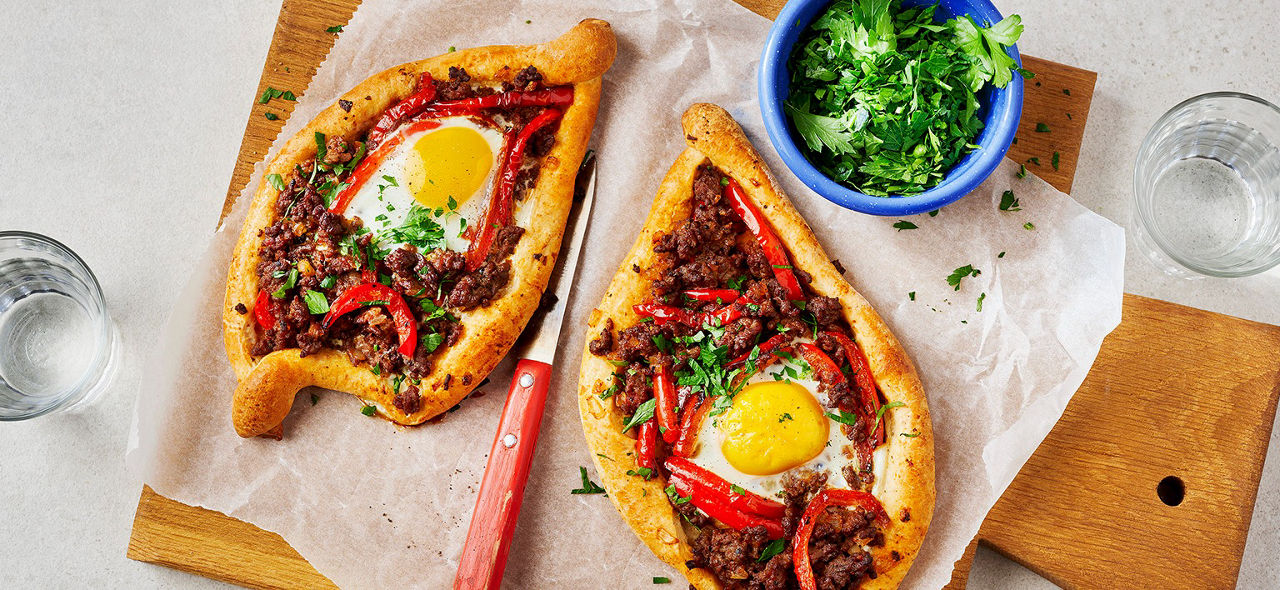 Turkse pides met gehakt, paprika en ui