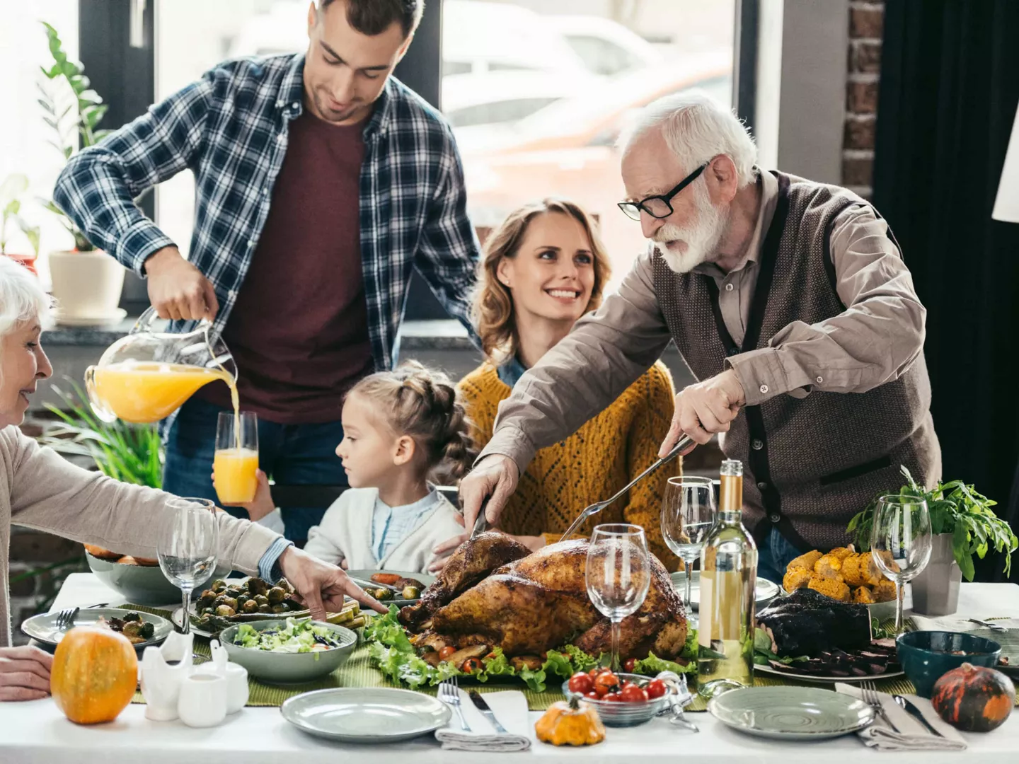 Familia celebrando el Día de Acción de Gracias