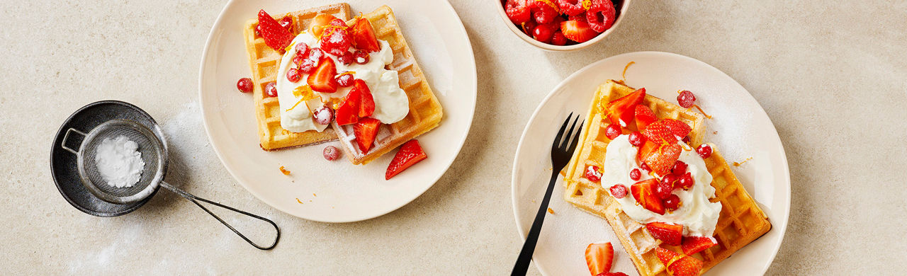 Belgische wafels met rood fruit en slagroom