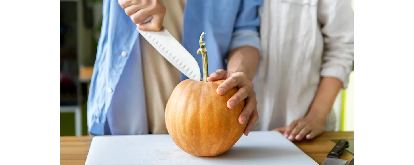 persona pelando una calabaza fresca