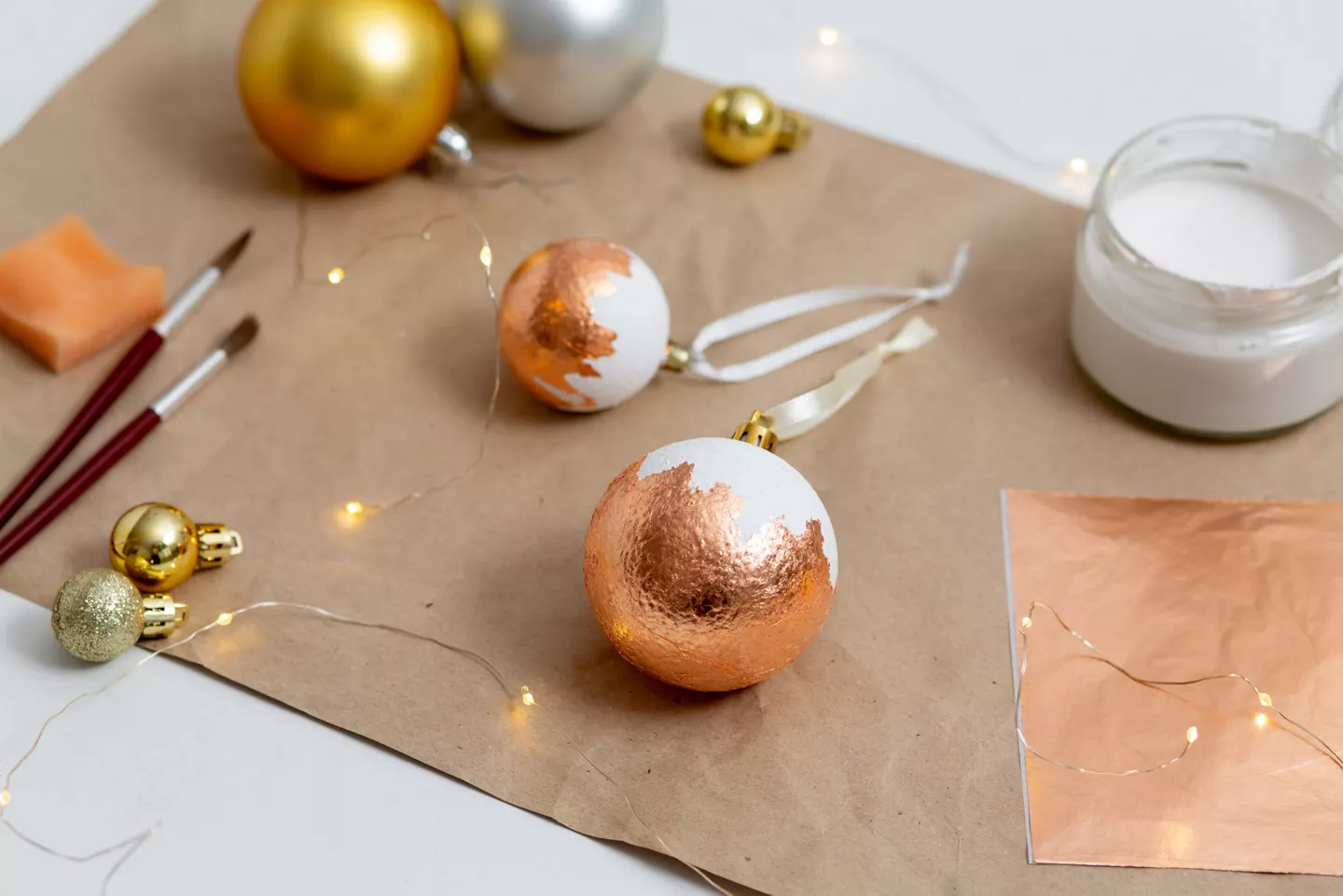 Manualidad bolas árbol Navidad pintadas pan de oro