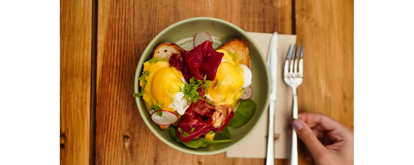 Huevos benedictinos sobre tostada, plato típico de brunch