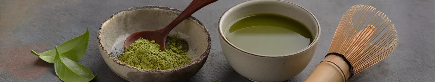 Taza de té matcha sobre la mesa