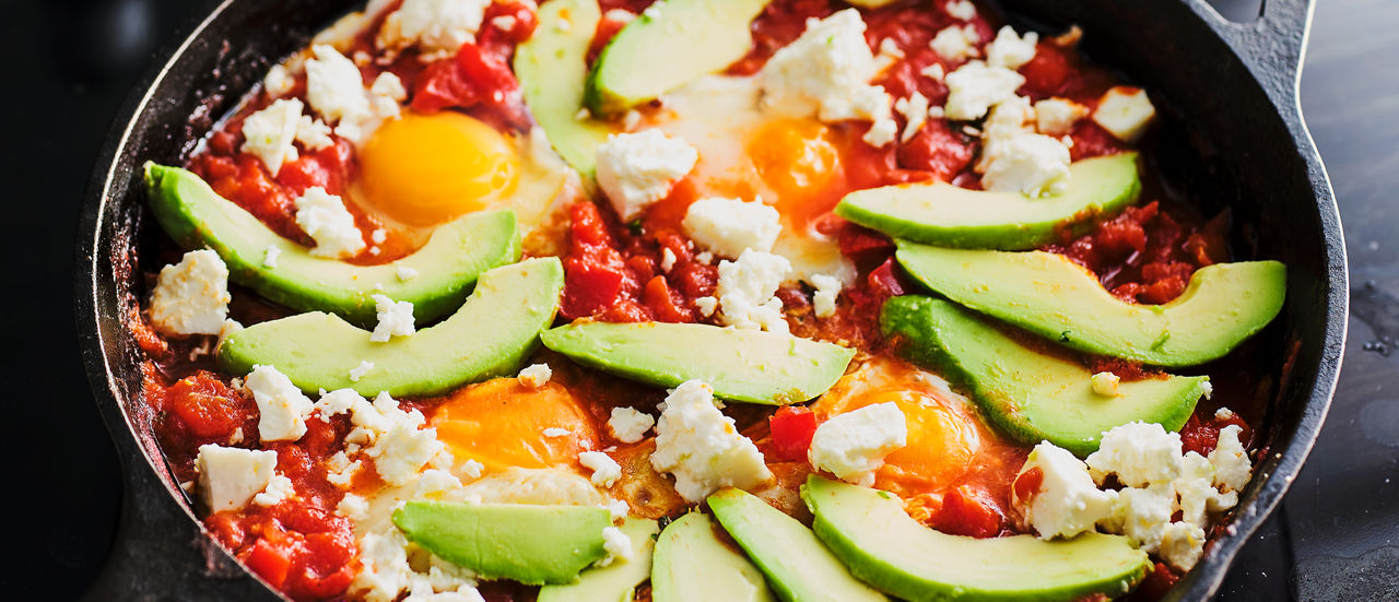Vegetarische shakshuka met avocado