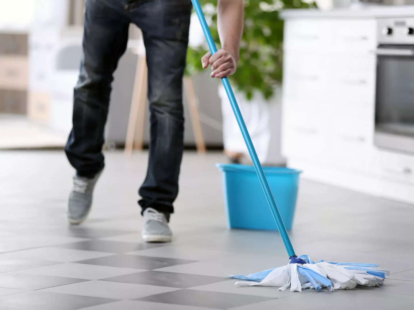 Hombre limpiando suelo fregona cubo azul