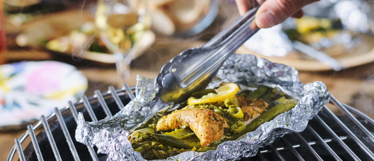 Zalm en papillotte van de barbecue