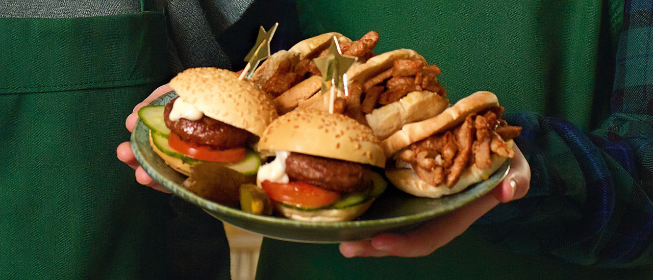 Minihamburger met komkommer, tomaat en knoflooksaus bij ALDI