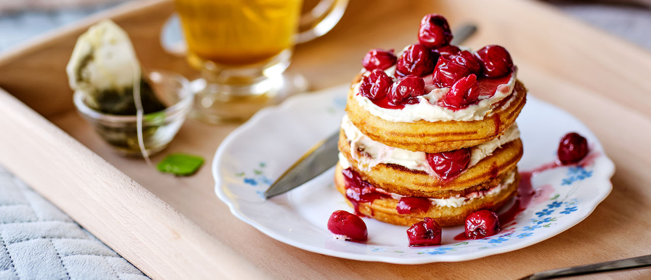 Pancaketoren met roomkaas en kersen