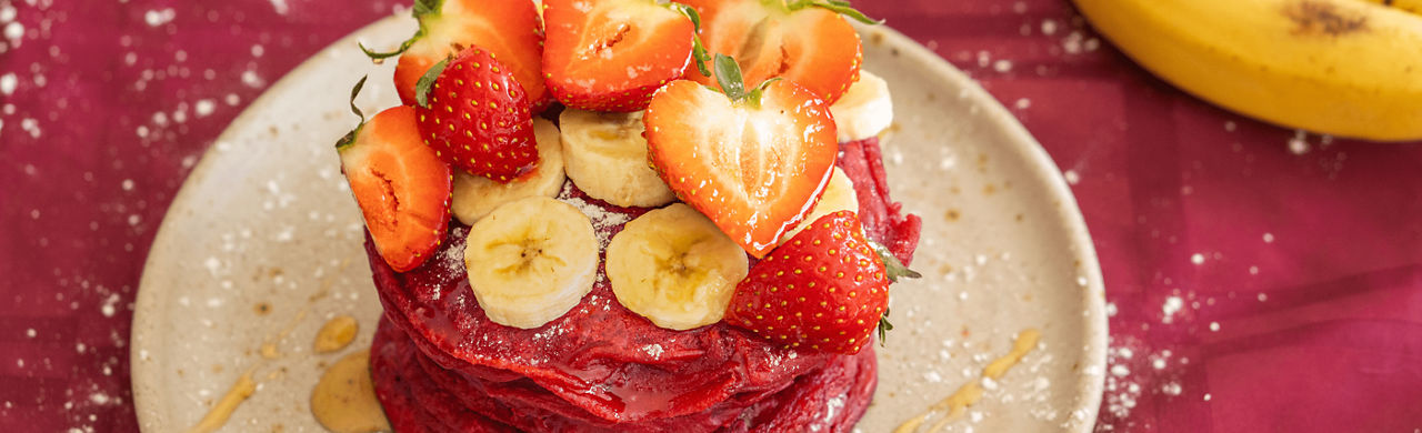 Rode bietenpannenkoekjes met fruit 