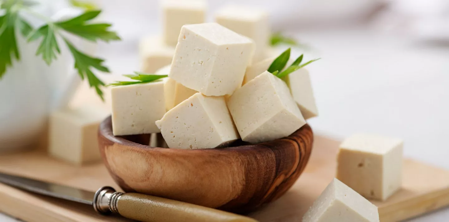 Dados tofu cuenco madera sobre tabla cortar