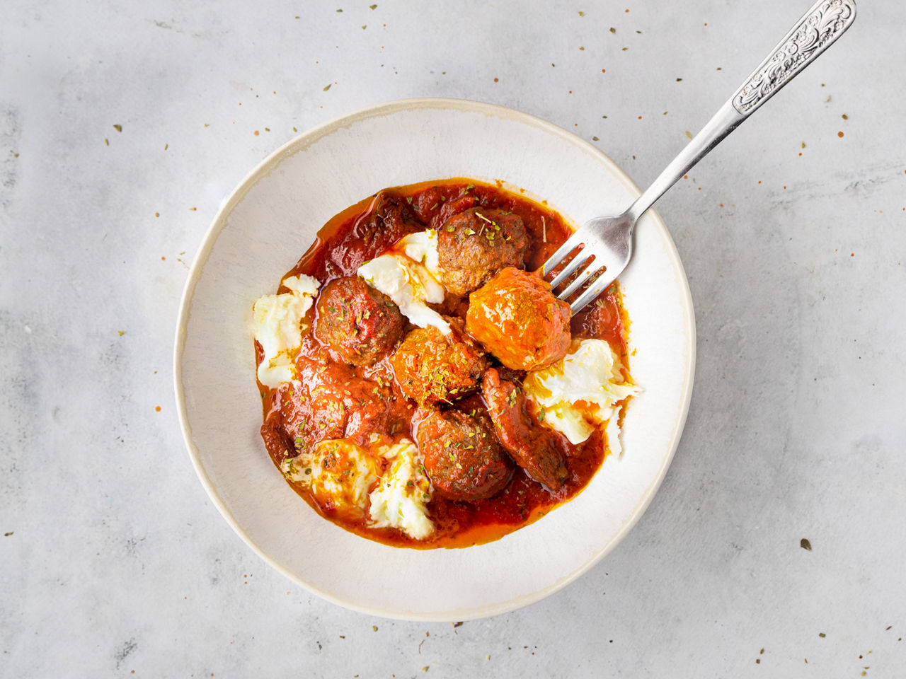 Italiaanse gehaktballen met rode wijnsaus, zongedroogde tomaten en mozzarella bij ALDI