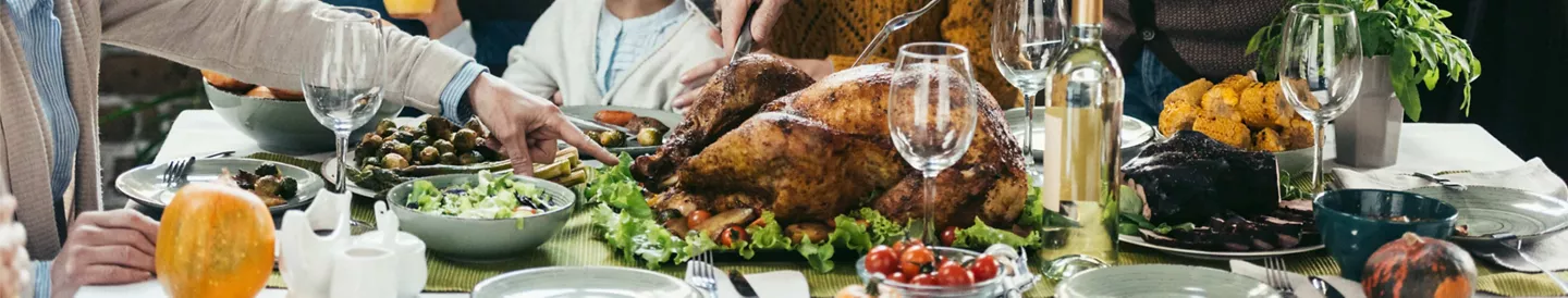 Familia celebrando el Día de Acción de Gracias