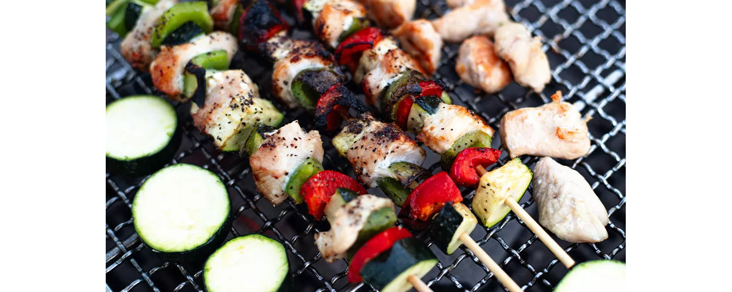 Brocheta de verduras y pavo como idea de cena ligera