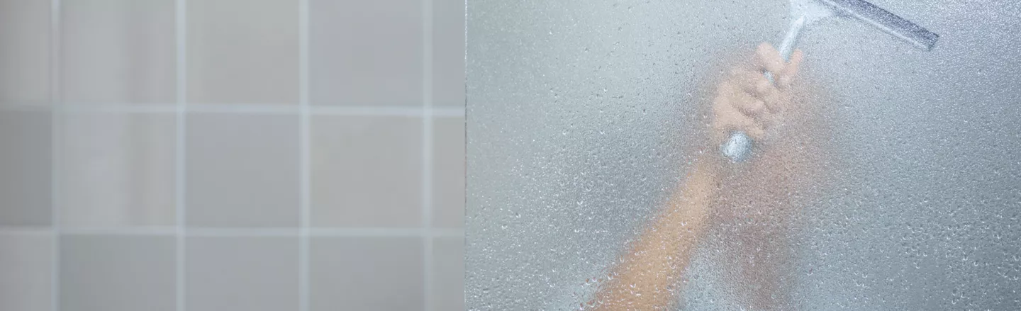 glazen douchewand schoonmaken