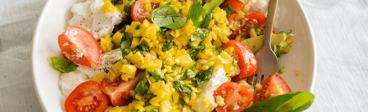 Salade caprese met avocado en mango 