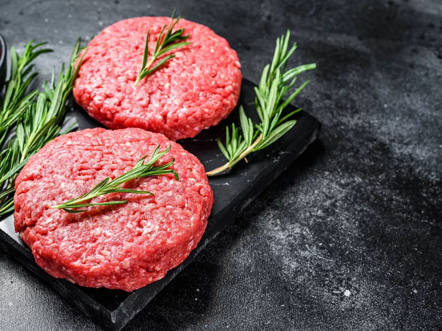 Tabla con dos hamburguesas caseras de carne picada | ALDI Supermercados