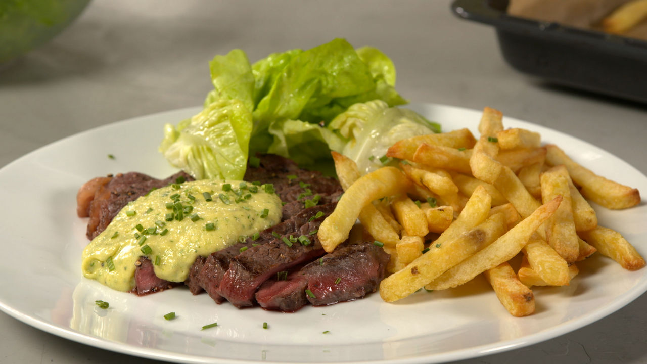 Entrecôte met Hollandaise saus, groene salade en frites