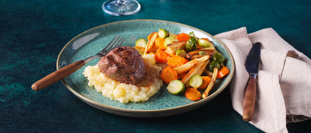Hollandse biefstuk, aardappelpuree met knoflook en wintergroenten van de bakplaat bij ALDI