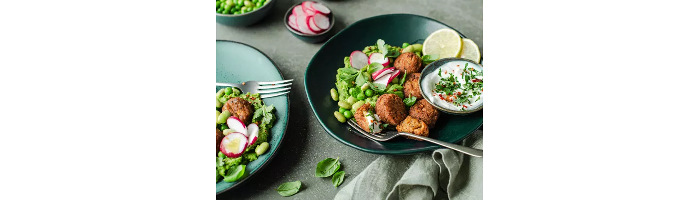 Falafel con vegetales que se pueden comer en una dieta plant based