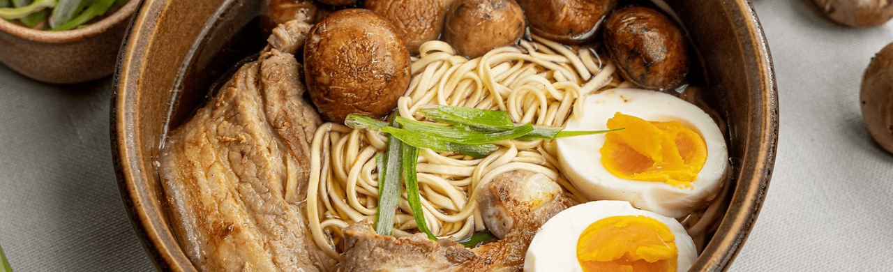 Japanse ramen met spek en een eitje: een snelle maaltijdsoep 