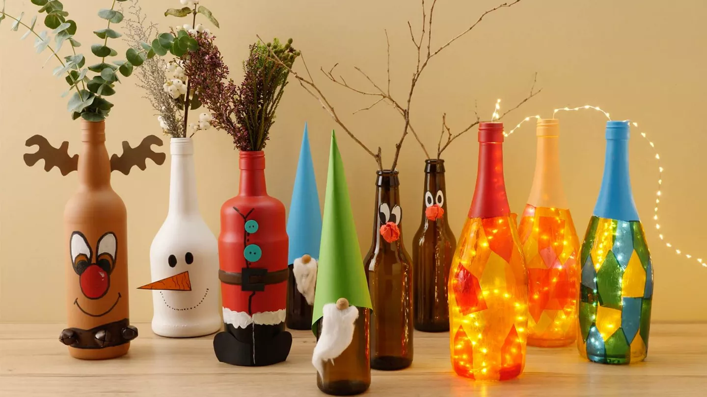 Botellas decoradas de Navidad con diseños de reno, muñeco de nieve, Papá Noel, pingüinos, gnomos y luces LED, usadas como adornos navideños