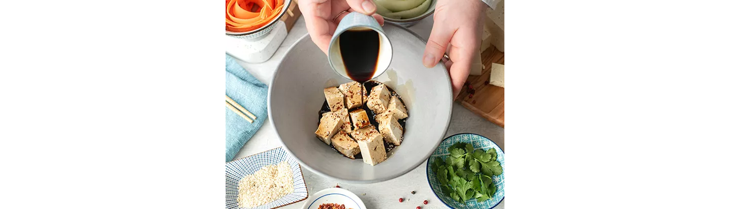 Tofu y salsa de soja para macerar el tofu