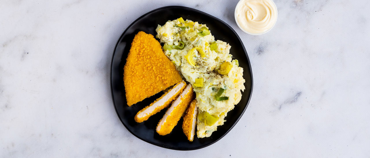Krokante kipschnitzel met romige preistamppot