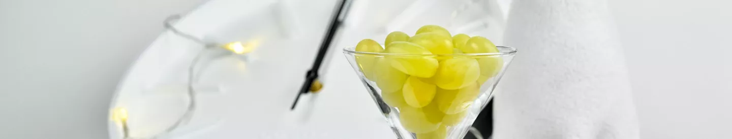 Presentación uvas copa botella cava reloj luces