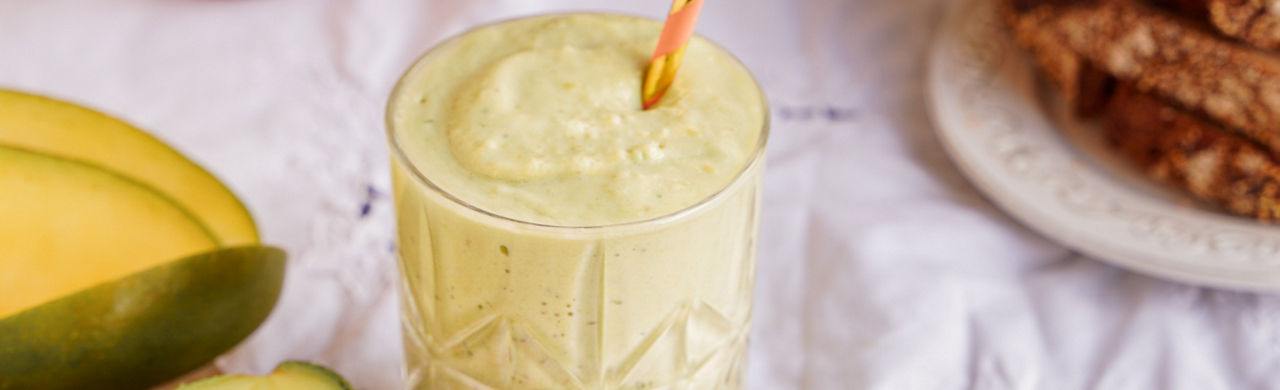 Bananen smoothie met avocado, mango en melk.  