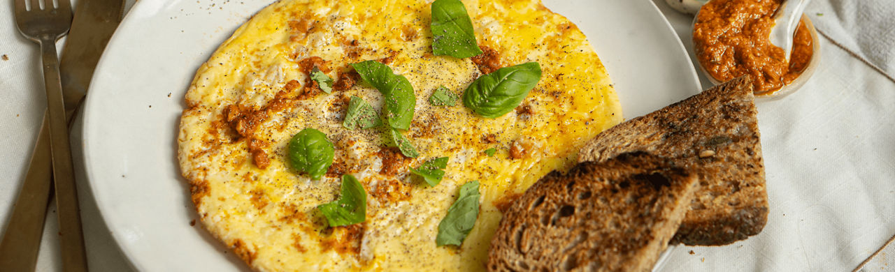Omelet met rode pesto en basilicum 