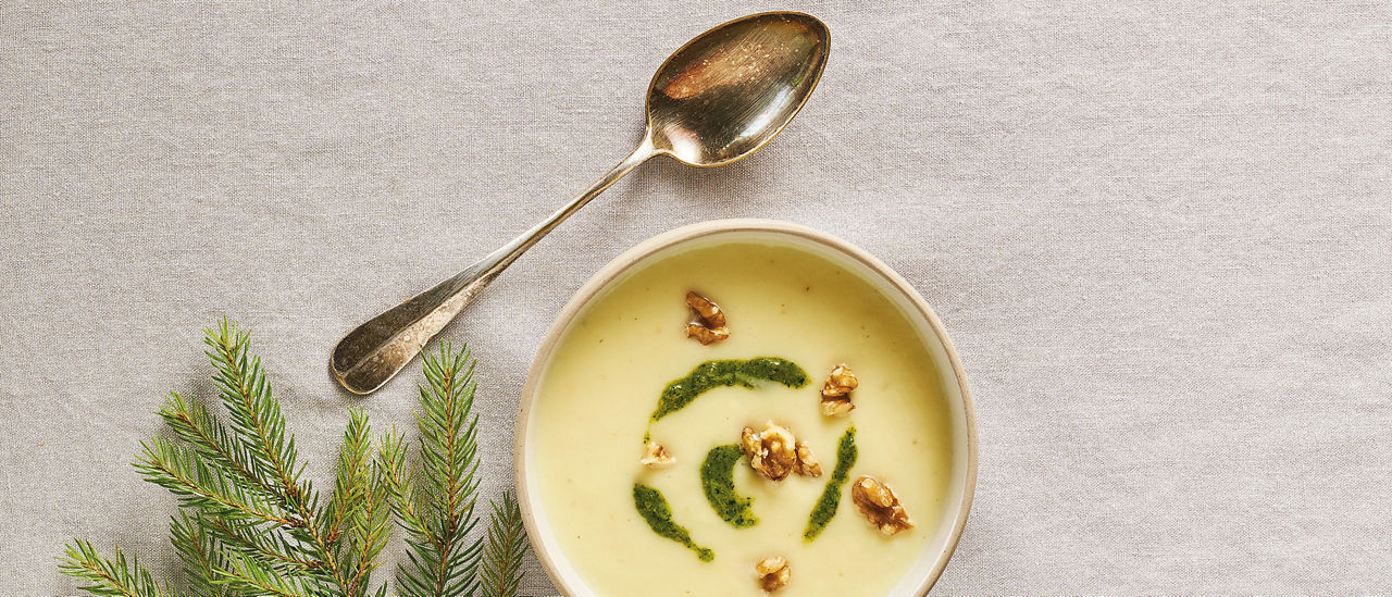 Feestelijke knolselderijsoep met peterseliepesto en walnoten bij ALDI