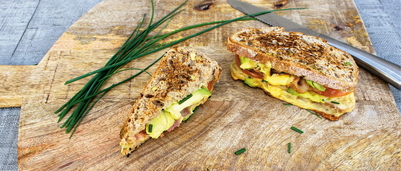 Tosti met kaas, ontbijtspek en avocado - ALDI Supermarkten