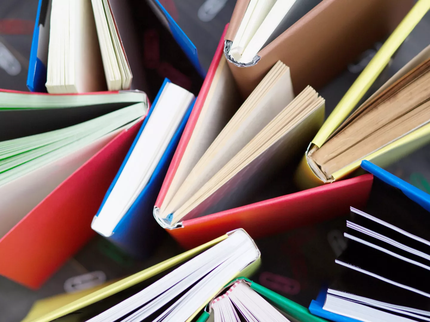 Libros forrados con papel para forrar libros de distintos colores | ALDI Supermercados