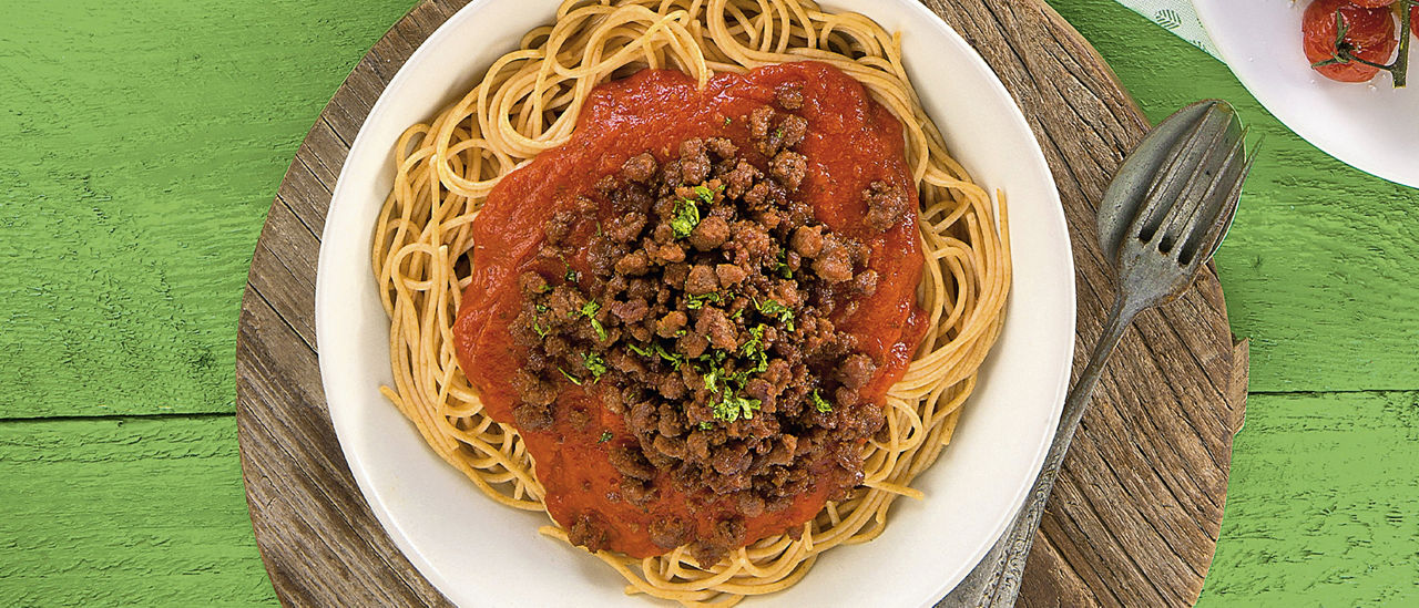 Volkoren pasta met tomatensaus en vegetarisch kruimgehakt