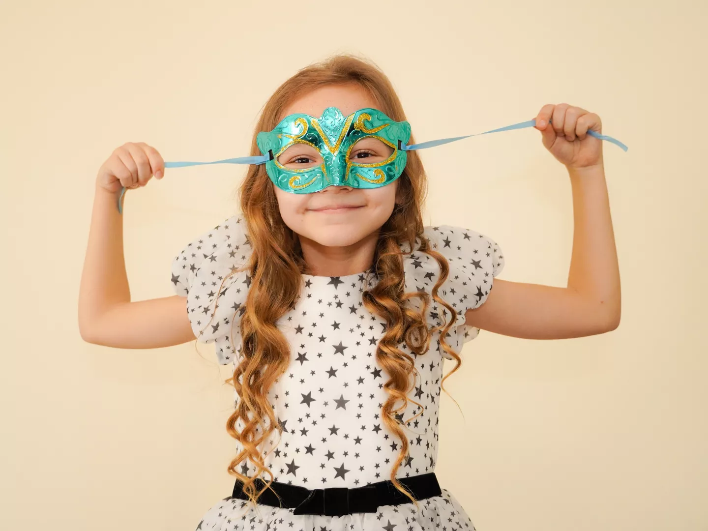 Niña pelirroja máscara carnaval veneciana