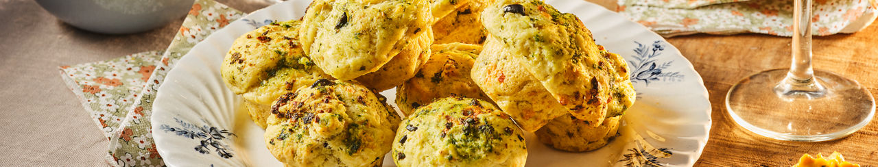 Focacciamuffins met pesto, olijven en mozzarella   