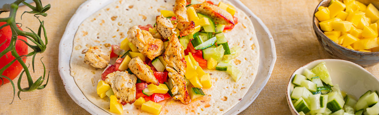 Lunchtortilla’s met kip, mango, tomatensalsa en komkommer
