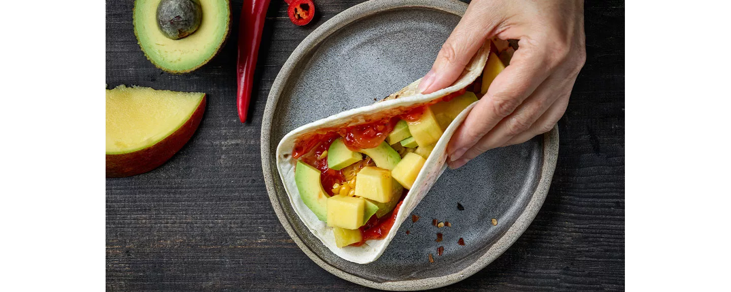 Taco con salsa picante para mostrar para qué es bueno el picante