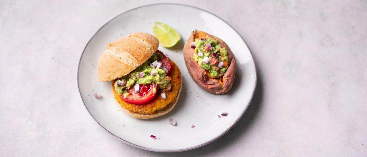 Vegan kipburger met guacamole en gepofte zoete aardappel bij ALDI