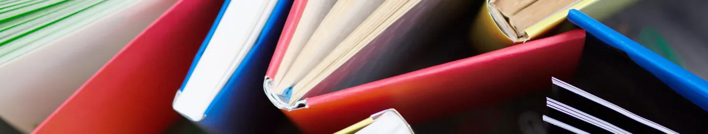 Libros forrados con materiales de colores como papel, plástico y cartulina