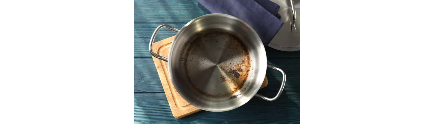 Olla con el fondo quemado representando cómo quitar el quemado de las ollas