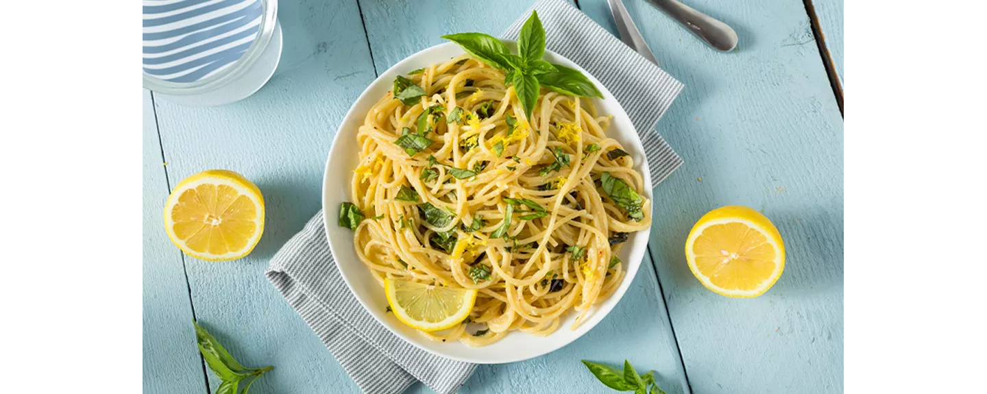 Espaguetis con limón y albahaca para una receta fácil para estudiantes