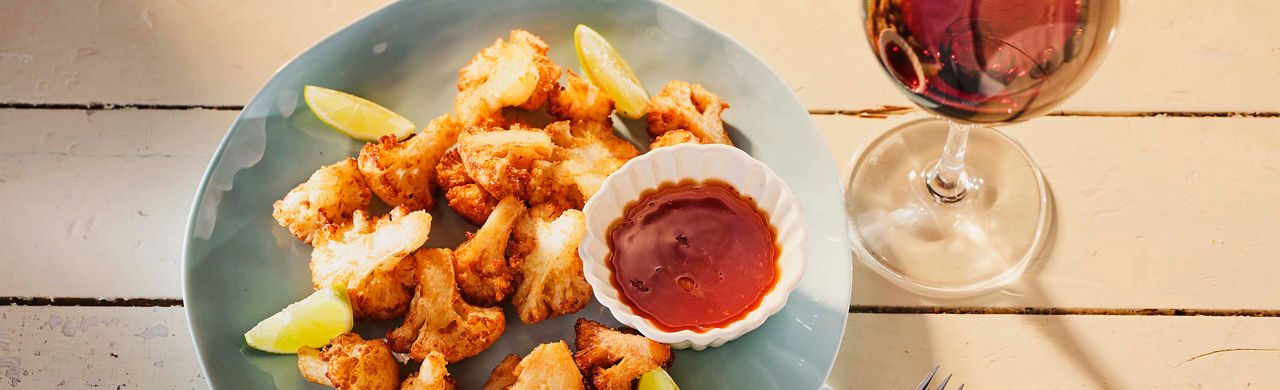 Krokante bloemkoolhapjes met limoen-chilidip  